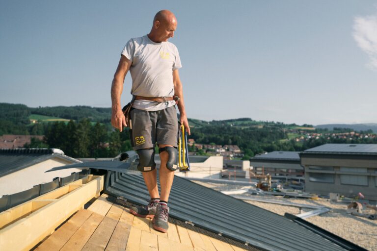 Dachdecker inspiziert seine Arbeit | Jobs bei Strobl Bau - Holzbau
