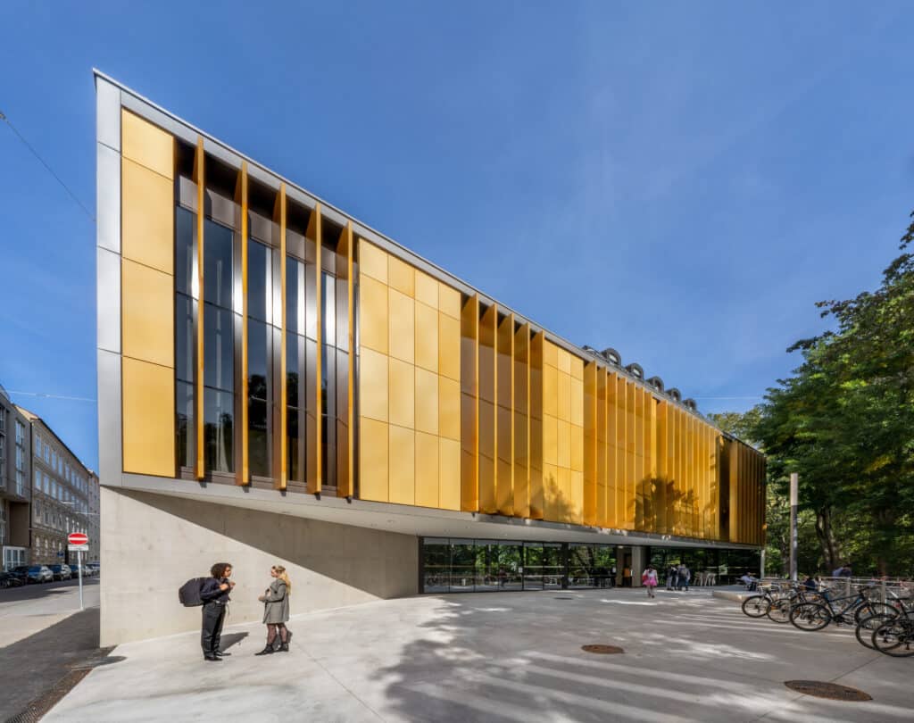 Kunstuniversität Graz - das neue Institutsgebäude mit einer Außenfassade, die an Klavierseiten erinnern