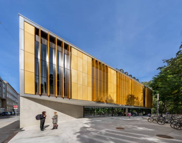 Kunstuniversität Graz - das neue Institutsgebäude mit einer Außenfassade, die an Klavierseiten erinnern