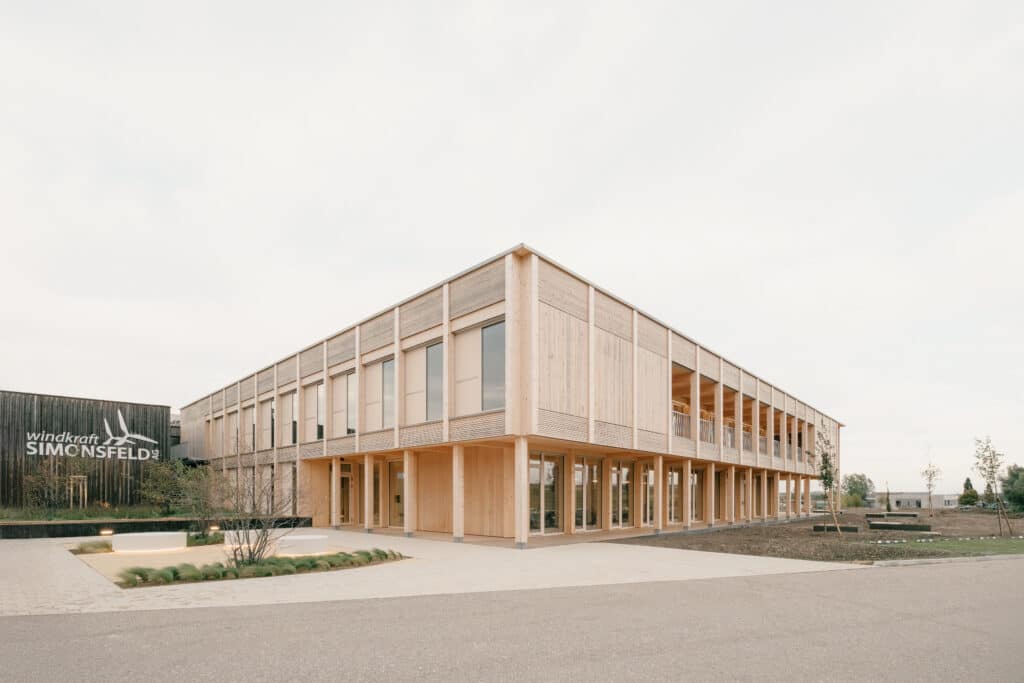 Windkraft Simonsfeld - Zubau Bürogebäude - Holzbau - Eingangsbereich Außensicht