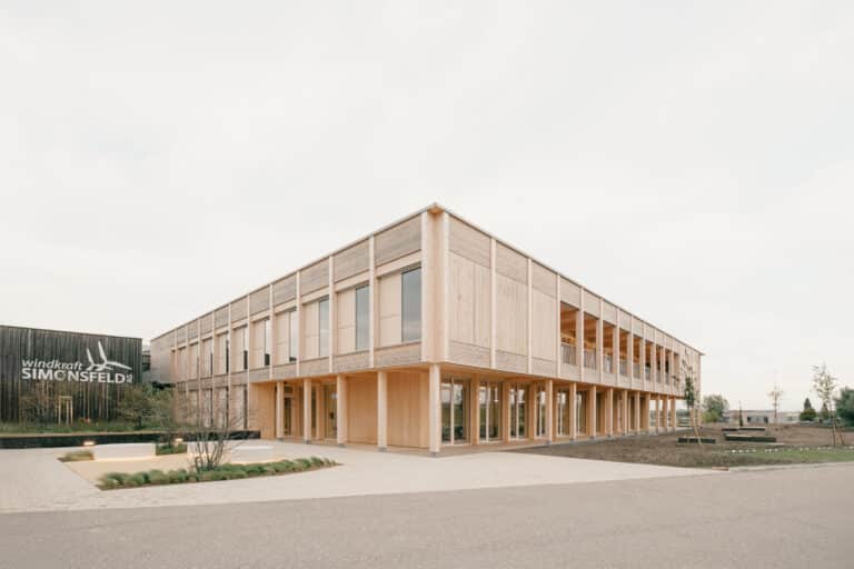 Windkraft Simonsfeld - Zubau Bürogebäude - Holzbau - Eingangsbereich Außensicht