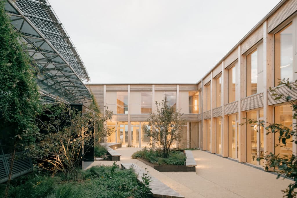 Windkraft Simonsfeld - Zubau Bürogebäude - Holzbau - begrünter Innenhof