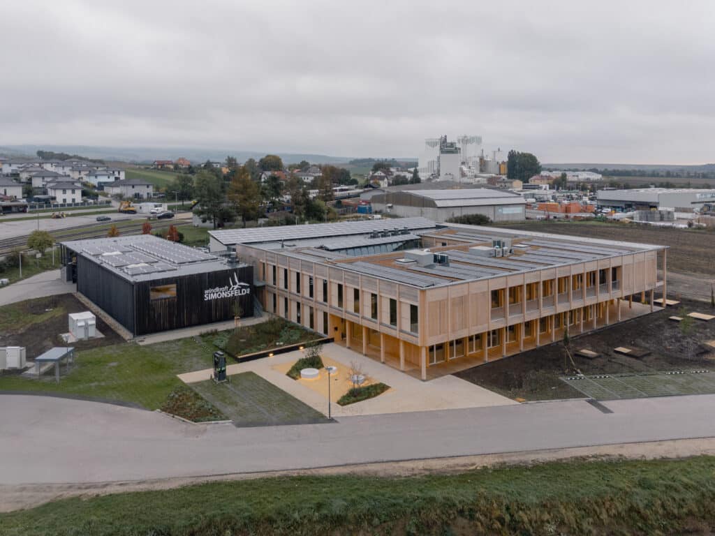Windkraft Simonsfeld - Zubau Bürogebäude - Holzbau - Totalansicht