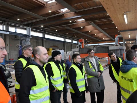 Teilnehmer bei der Werksführung Strobl Bau - Holzbau im Rahmen des SysWood Jahresmeeting