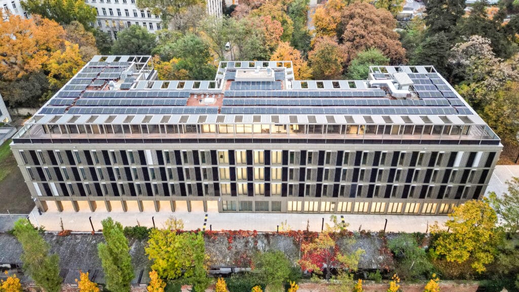 Europäisches Patentamt Wien Aufnahme Vogelperspektive neu saniertes Gebäude in Holzbauweise von Strobl Bau - Holzbau | ©EPA